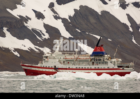 MV Explorer au milieu de la banquise au large de l'île de Kapp Lee, Edgeøya, archipel du Svalbard, Norvège Banque D'Images