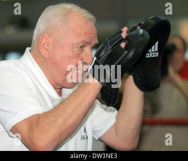 Entraîneur de boxe allemande Ulli Wegner au cours de la session de formation officielle à Magdeburg, Allemagne, 01 mars 2014. Son boxer Abraham se battra pour défendre son monde WBO super-titre des poids moyens le 01 mars 2014. Photo : JENS WOLF Banque D'Images