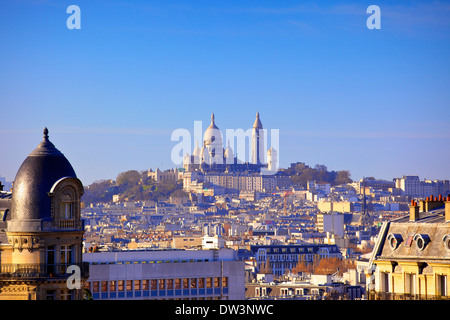 Vue éloignée de Montmartre et du Sacré Coeur, Paris, France, l'Europe de l'Ouest. Banque D'Images