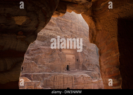 À travers une porte vers un tombeau sculpté dans la rue des façades, Petra, Jordanie Banque D'Images