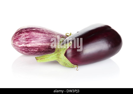 Deux aubergines mûres. Isolé sur fond blanc Banque D'Images