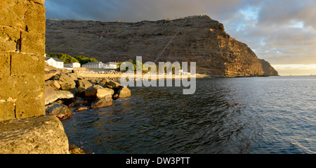 Jamestown Bay montrant Jacobs escalier-échelle jusqu'à la fort avec la capitale Jamestown de Saint Helena Island au coucher du soleil Banque D'Images