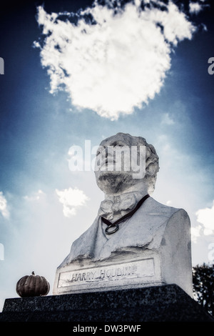 Le buste de Harry Houdini sur sa tombe au cimetière de Machpéla site dans le Queens, New York. Banque D'Images