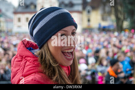 Vrchlabi, République tchèque. Feb 26, 2014. Snowboard cross olympique tchèque Eva Samkova médaillé d'or avec ses fans en photo après son arrivée à Vrchlabi, République tchèque, le 26 février 2014. Photo : CTK/Tanecek Photo/Alamy Live News Banque D'Images