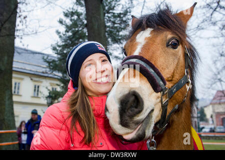 Vrchlabi, République tchèque. Feb 26, 2014. Snowboard cross olympique tchèque Eva Samkova médaillé d'or avec son don, cheval de rêve, photographié après son arrivée à Vrchlabi, République tchèque, le 26 février 2014. Photo : CTK/Tanecek Photo/Alamy Live News Banque D'Images