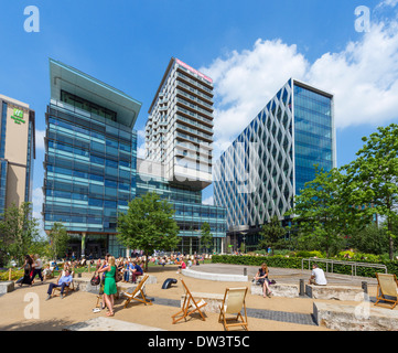 Les gens en train de déjeuner à l'extérieur des appartements et des bureaux près de la BBC studios à MediaCityUK, Salford Quays, Manchester, Angleterre, RU Banque D'Images