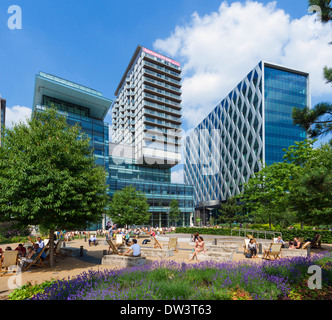 Les gens en train de déjeuner à l'extérieur des appartements et des bureaux près de la BBC studios à MediaCityUK, Salford Quays, Manchester, Angleterre, RU Banque D'Images