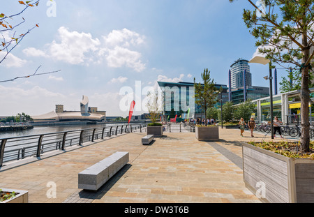 En front de mer avec MediaCityUK Imperial War Museum North et BBC studios à l'arrière-plan, Salford Quays, Manchester, UK Banque D'Images