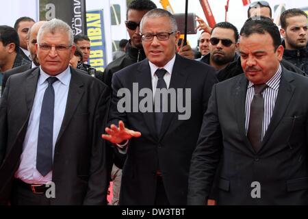 Tripoli (Libye). Feb 26, 2014. Le premier ministre libyen Ali Zeidan (C) vagues comme il arrive d'assister à une cérémonie pour la pose de la première pierre du stade national libyen qui est d'accueillir la Coupe d'Afrique des Nations 2017 à Tripoli, Libye, on Feb 26, 2014. Credit : Hamza Turkia/Xinhua/Alamy Live News Banque D'Images