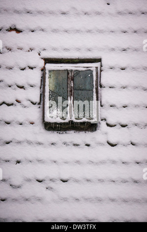 Une vitre cassée dans la neige Banque D'Images