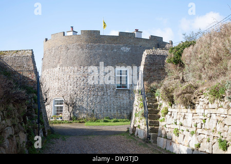 La tour Martello Q datant de la guerre napoléonienne converti en immeuble résidentiel, Felixstowe, Suffolk, Angleterre Banque D'Images