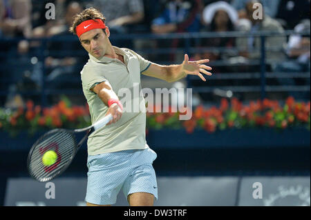 Dubaï, Émirats arabes unis, le 26 mars 2014. Roger Federer joue un coup droit sur son chemin à un 6-2 6-7 6-3 contre Radek Stepanek au 2ème tour du Dubai Duty Free Tennis Championships. Federer réservé sa place en quart de finale du tournoi avec cette victoire Crédit : Feroz Khan/Alamy Live News Banque D'Images