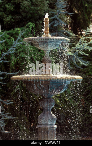 Fontaine en pierre à deux niveaux Banque D'Images