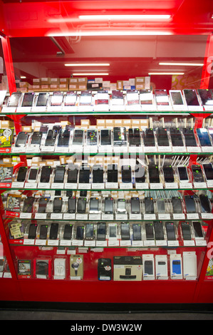 Téléphones d'occasion à un magasin de jouet. Banque D'Images