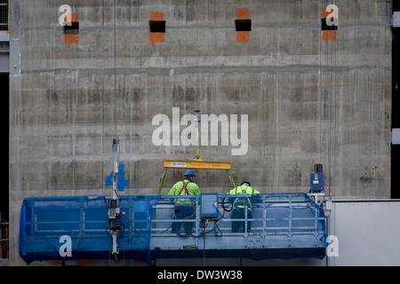 Ouvriers dans la station sur mur de béton construction aménagement dans la ville de Londres Banque D'Images