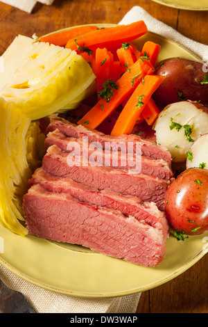 Le corned-beef et le chou fait maison avec les pommes de terre et les carottes Banque D'Images