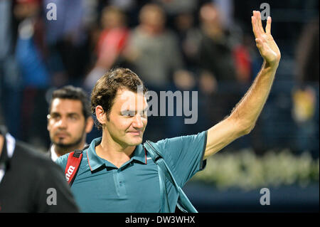 Dubaï, Émirats arabes unis, le 26 mars 2014. Roger Federer salue la foule après sa victoire contre Radek Stepanek au 2ème tour du Dubai Duty Free Tennis Championships. Federer a gagné 6-2 6-7 6-3 à l'avance pour les quarts de finale du tournoi Crédit : Feroz Khan/Alamy Live News Banque D'Images