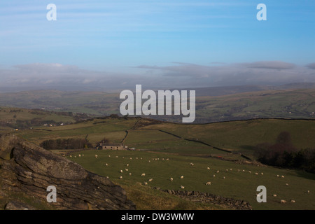 Vue depuis les rochers au-dessus bord Windgather Taxal Whaley Bridge sur la frontière de Derbyshire Angleterre Cheshire Banque D'Images