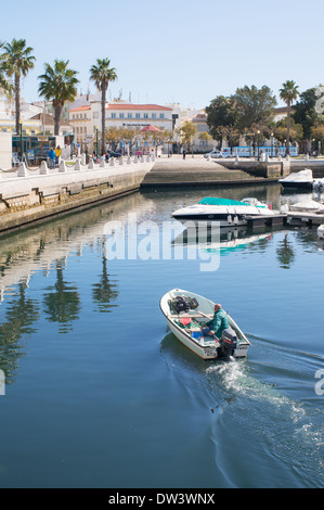 Un pêcheur oriente son bateau dans le port de plaisance de Faro, Algarve, Portugal, Europe Banque D'Images