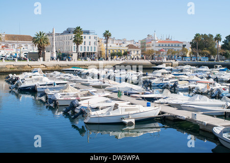 Bateaux amarrés dans le port de plaisance de Faro, Algarve, Portugal, Europe Banque D'Images