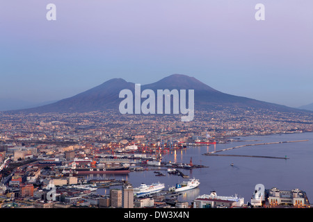 Vue sur le golfe de Naples et le Vésuve au loin, Naples, Italie Banque D'Images