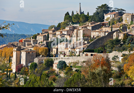 Bonnieux village en automne, la Provence typique de scène rurale au sud de la France, région du Luberon Banque D'Images