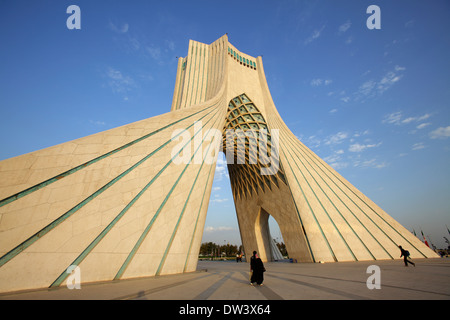 La tour Azadi, ou King Memorial Tower, est le symbole de Téhéran, l'Iran, et marque l'entrée de la métropole, l'Iran Banque D'Images