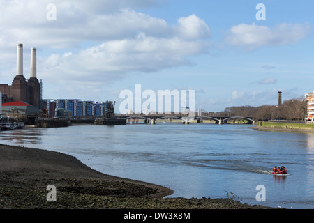 Battersea Power Station et Chelsea Bridge de Riverside Walk, London UK Banque D'Images