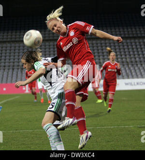 Munich, Allemagne. 29 nov., 2013. De gauche Martina MUELLER / Wolfsburg, .Leonie MAIER / Muenchen, .Allemand Bundesliga, Womans FC Bayern Munich vs VfL Wolfsburg, Fév 26, 2014, rue du stade à l'Gruenwalder, Muenchen, © Wolfgang Fehrmann/Wolfgang Fehrmann/ZUMAPRESS.com/Alamy Live News Banque D'Images
