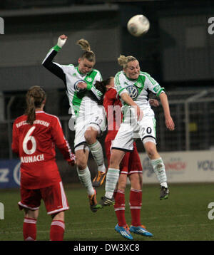 Munich, Allemagne. 29 nov., 2013. De gauche à droite Alexandra POPP / Wolfsburg, .Stephanie BUNTE/Wolfsburg.German Bundesliga Womans, FC Bayern München vs VfL Wolfsburg, Fév 26, 2014, rue du stade à l'Gruenwalder, Muenchen, © Wolfgang Fehrmann/Wolfgang Fehrmann/ZUMAPRESS.com/Alamy Live News Banque D'Images