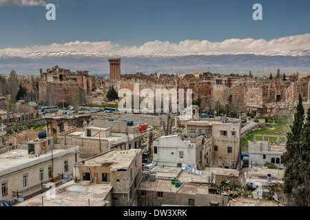 Ruines Romaines de Baalbek ou Baalbeck, au Liban, au milieu de la ville musulmane moderne dans la vallée de la Bekaa. Banque D'Images