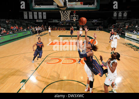 Coral Gables, FL, USA. Feb 20, 2014. Brittney Sykes # 20 pousses de Syracuse passé Keyona Hayes # 20 et Jessica Thomas # 3 de Miami lors du match de basket-ball de NCAA entre les ouragans à Miami et l'Orange de Syracuse à la Banque United Center de Coral Gables, Fl. L'Orange a défait les Hurricanes 69-48. © csm/Alamy Live News Banque D'Images
