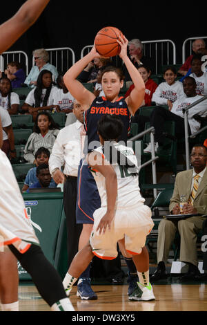 Coral Gables, FL, USA. Feb 20, 2014. Brianna Butler # 13 de Syracuse en action pendant le match de basket-ball de NCAA entre les ouragans à Miami et l'Orange de Syracuse à la Banque United Center de Coral Gables, Fl. L'Orange a défait les Hurricanes 69-48. © csm/Alamy Live News Banque D'Images