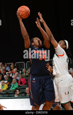Coral Gables, FL, USA. Feb 20, 2014. Shakeya Leary # 34 pousses de Syracuse sur Keyona Hayes # 20 de Miami lors du match de basket-ball de NCAA entre les ouragans à Miami et l'Orange de Syracuse à la Banque United Center de Coral Gables, Fl. L'Orange a défait les Hurricanes 69-48. © csm/Alamy Live News Banque D'Images