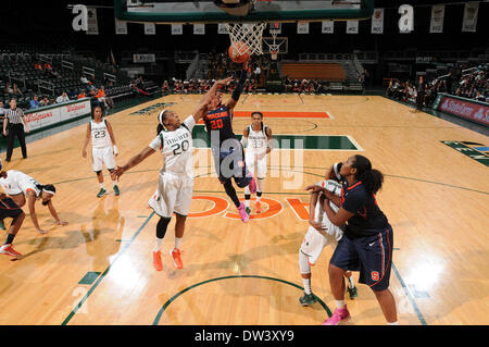 Coral Gables, FL, USA. Feb 20, 2014. Brittney Sykes # 20 pousses de Syracuse passé Keyona Hayes # 20 de Miami lors du match de basket-ball de NCAA entre les ouragans à Miami et l'Orange de Syracuse à la Banque United Center de Coral Gables, Fl. L'Orange a défait les Hurricanes 69-48. © csm/Alamy Live News Banque D'Images