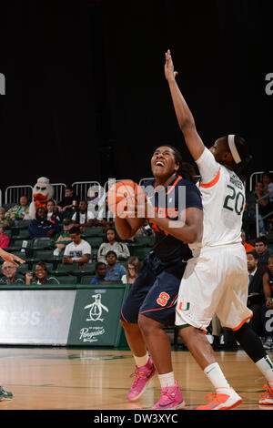 Coral Gables, FL, USA. Feb 20, 2014. Shakeya Leary # 34 pousses de Syracuse sur Keyona Hayes # 20 de Miami lors du match de basket-ball de NCAA entre les ouragans à Miami et l'Orange de Syracuse à la Banque United Center de Coral Gables, Fl. L'Orange a défait les Hurricanes 69-48. © csm/Alamy Live News Banque D'Images