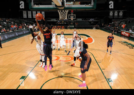 Coral Gables, FL, USA. Feb 20, 2014. Brittney Sykes # 20 rebonds de Syracuse sur Suriya McGuire # 33 de Miami lors du match de basket-ball de NCAA entre les ouragans à Miami et l'Orange de Syracuse à la Banque United Center de Coral Gables, Fl. L'Orange a défait les Hurricanes 69-48. © csm/Alamy Live News Banque D'Images