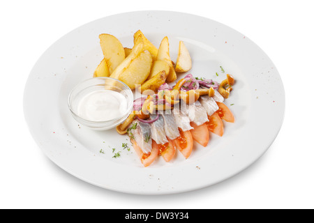 Filets de poisson hareng avec des pommes de terre, tomates et champignons au miel sur la plaque Banque D'Images