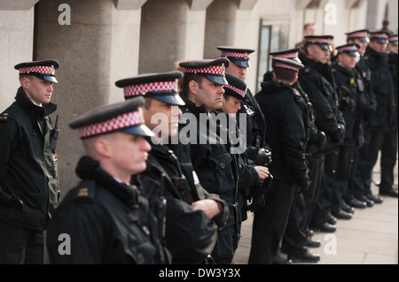 Les policiers montent la garde comme protestataires se rassembler devant le Old Bailey au cours de la Lee Rigby meurtre de la peine. Banque D'Images