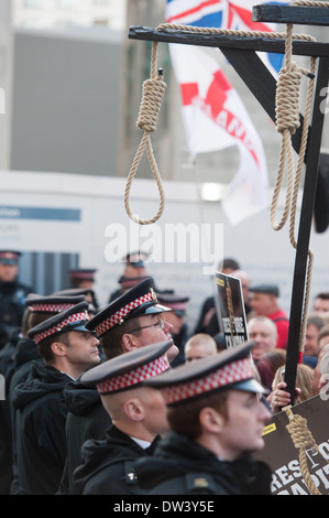 Les policiers montent la garde comme protestataires se rassembler devant le Old Bailey au cours de la Lee Rigby meurtre de la peine. Banque D'Images