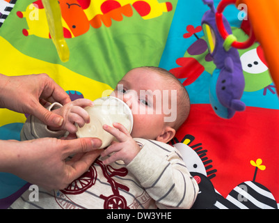 biberon de lait maternisé DH POUR BÉBÉ UK 3 bébés de mois Banque D'Images