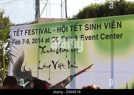 Un panneau publicitaire de la première fête du Têt (Nouvel An lunaire) qui se tiendra à l'OC fair & event center à Orange County en Californie Banque D'Images