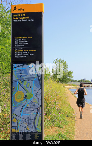 Le cycle et sentier le long de la rivière Lee au poste de navigation blanc Lane, Hackney Wick, dans l'Est de Londres Banque D'Images