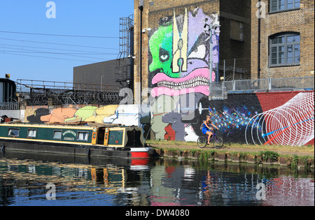 Graffitis colorés par la rivière Lee Navigation dans la zone de régénération à la mode d'Hackney Wick, East London, England, UK Banque D'Images