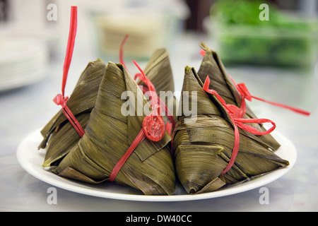 Boulette de riz gluant enveloppé dans des feuilles de bambou ou de grande télévision libre Banque D'Images