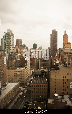 Vue de Manhattan depuis le haut d'un bâtiment. Banque D'Images