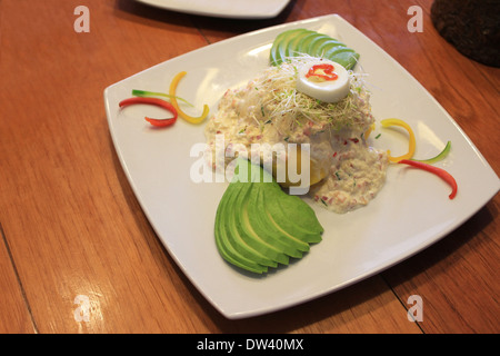 Décoré avec de l'avocat Salade de crabe et de pommes de terre Banque D'Images