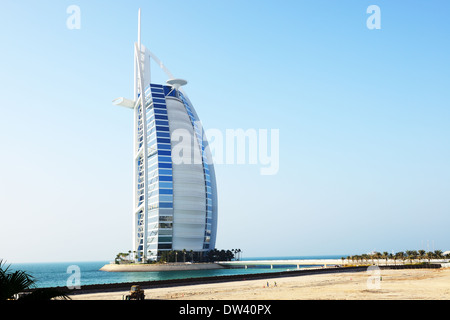 La vue sur le premier hôtel de luxe 7 étoiles Burj Al Arab 'Tour des Arabes" et du site de construction pour un nouvel hôtel Banque D'Images