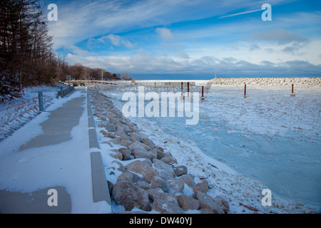 Le long de la rive du lac Érié gelé près de Madison, Ohio USA Banque D'Images