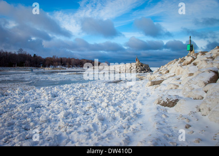 Le long de la rive du lac Érié gelé près de Madison, Ohio USA Banque D'Images